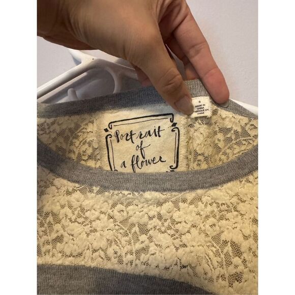 Portrait of a flower gray and white lace sweater size small - Picture 2 of 3